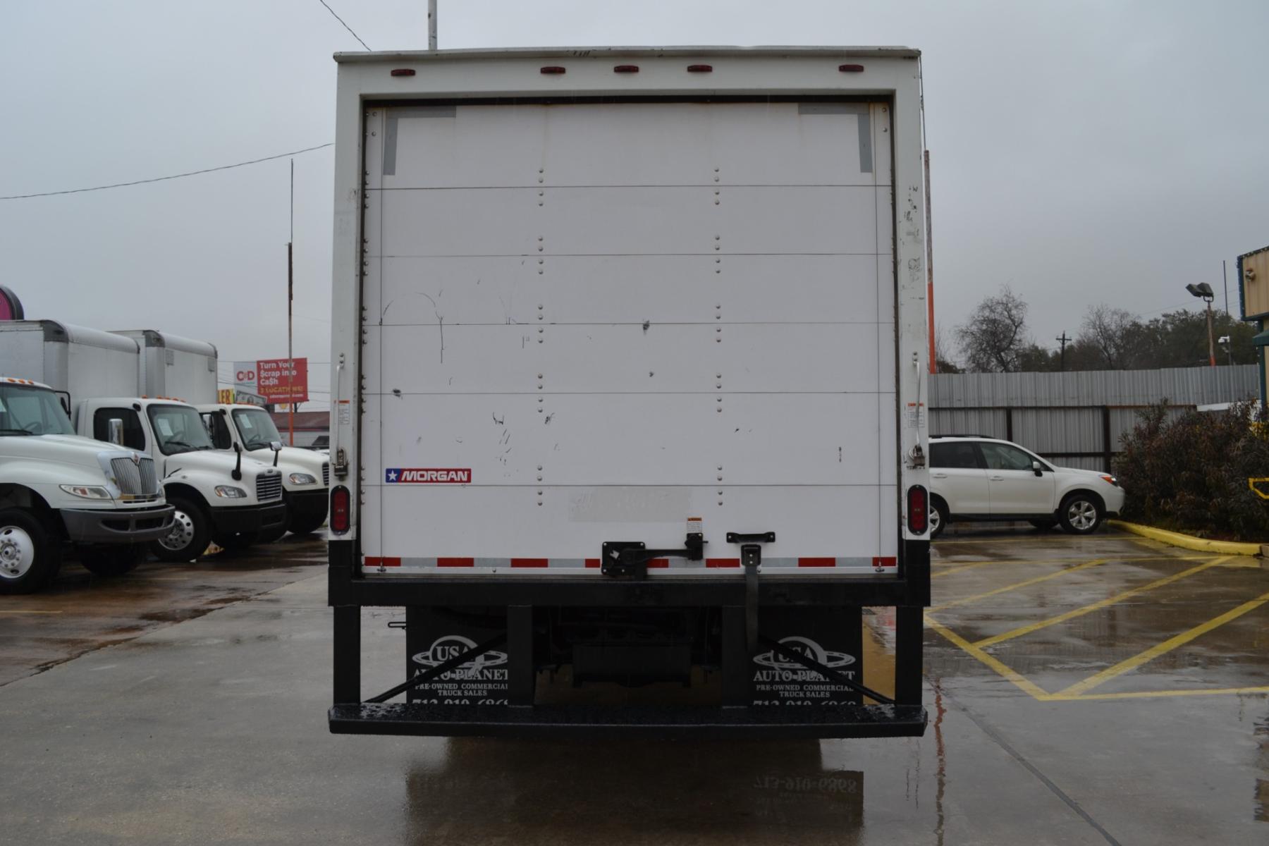 2019 WHITE HINO 155 with an JO5E-TP 5.1L 210HP TURBO CHARGED DIESEL engine, AISIN A465 6SPD AUTOMATIC transmission, located at 9172 North Fwy, Houston, TX, 77037, (713) 910-6868, 29.887470, -95.411903 - Photo #5